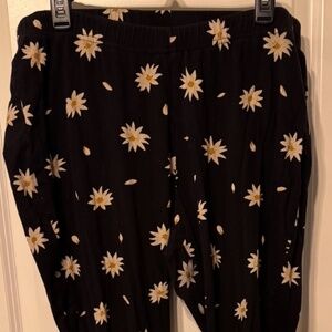 Torrid Daisy Print Pull-On Pants  🌼🖤